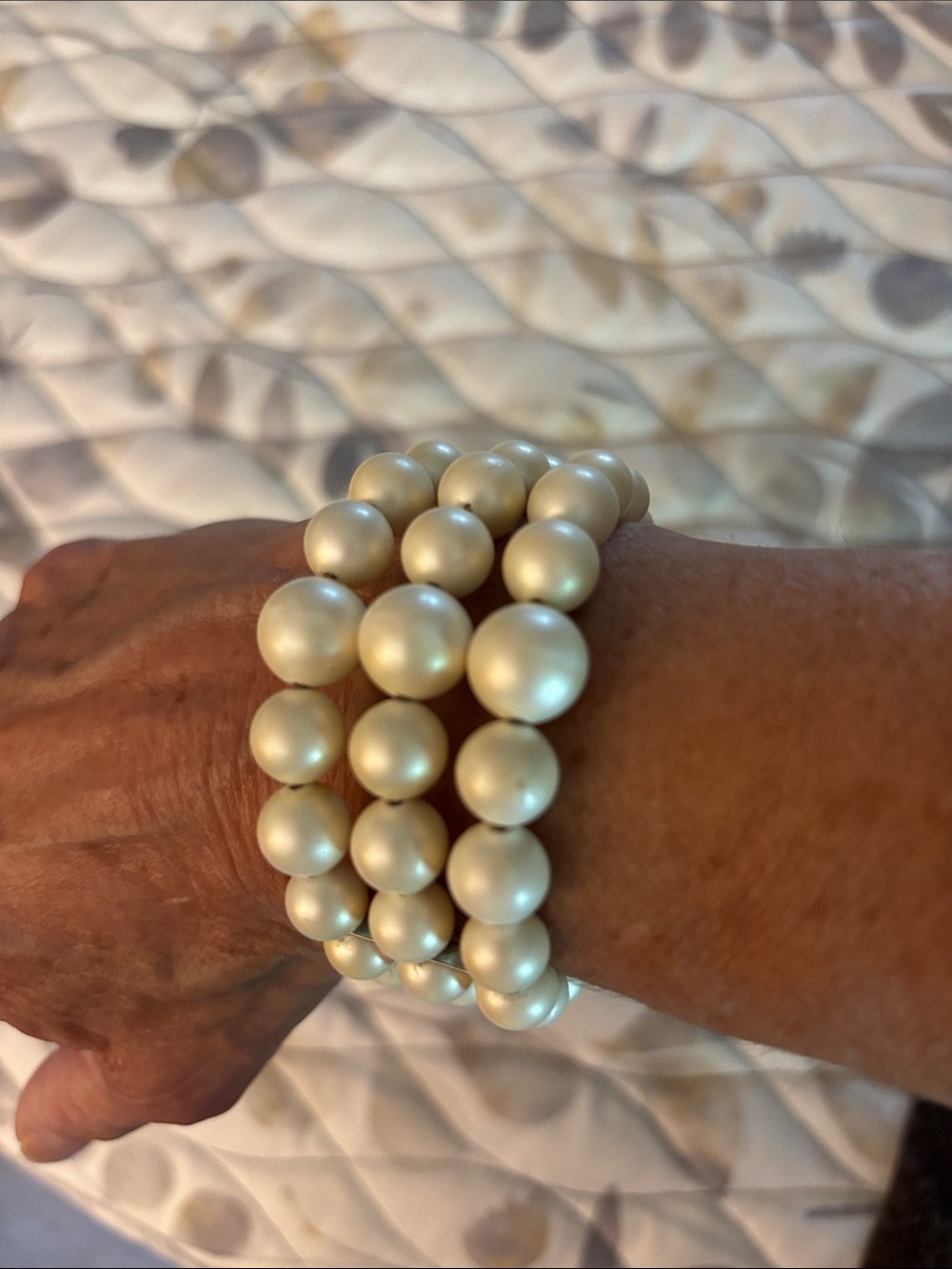 Beautiful vintage 3 strand faux pearl bracelet!!